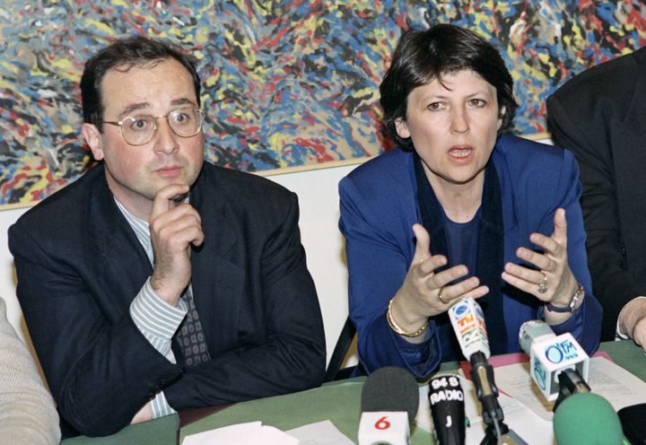 François Hollande et l'ancienne ministre du Travail, Martine Aubry, lancent le&nbsp;mouvement Combat pour l'espoir à gauche, lors d'une conférence de presse&nbsp;en avril 1993&nbsp;à Paris. (GERARD FOUET / AFP)