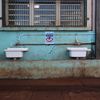 Des robinets sans eau potable dans une école de Longoni, à Mayotte, le 11 octobre 2023. (ROBIN PRUDENT / FRANCEINFO)