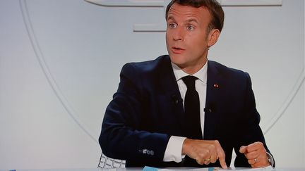 Emmanuel Macron, le 14 octobre 2020 à la télévision, à l'occasion d'une interview sur la crise du Covid-19. (LUDOVIC MARIN / AFP)