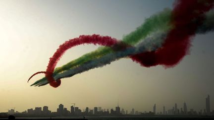 La patrouille "Al Fursan" des Emirats arabes unis en d&eacute;monstration &agrave; l'occasion de la f&ecirc;te natioanle du pays dans le ciel de Koweit city (Koweit), le 25 f&eacute;vrier 2013. (MAXPPP)