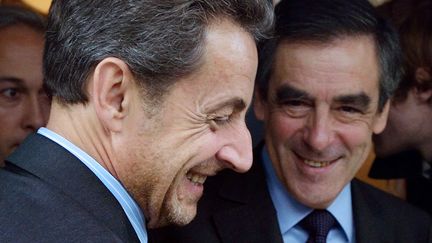 L'ancien pr&eacute;sident Nicolas Sarkozy et son ancien Premier ministre Fran&ccedil;ois Fillon, le 24 octobre 2012 &agrave; la sortie d'un restaurant parisien. (ERIC FEFERBERG / AFP)