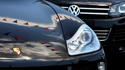 Une Porsche Cayenene et une VW Cayenne garées dans un parking à Kaubeuren (Allemagne), le 5 juillet 2012. (KARL-JOSEF HILDENBRAND / DPA / AFP)