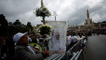 Des pélerins attendent le pape François à Fatima, au Portugal, le 12 mai 2017. (PEDRO NUNES / REUTERS)