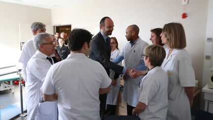 Edouard Philippe rencontre des soignants au Centre hospitalier Simone-Veil d'Eaubonne, dans le Val-d'Oise, le 13 février 2018. (AFP)