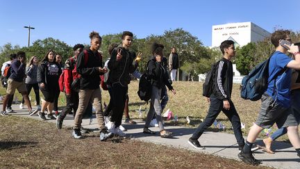 Des élèves du lycée Marjory Stoneman Douglas à Parkland, en Floride (Etats-Unis), le 14 mars 2018.&nbsp; (JOE RAEDLE / GETTY IMAGES NORTH AMERICA / AFP)