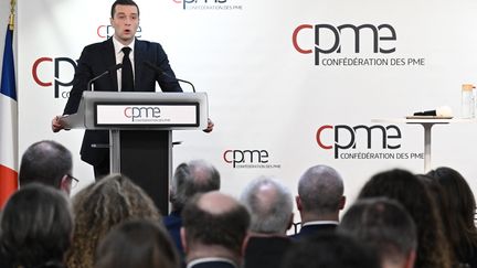 Le président du RN, Jordan Bardella, devant les patrons, à l'invitation de la CPME, le 20 mars 2024. (BERTRAND GUAY / AFP)