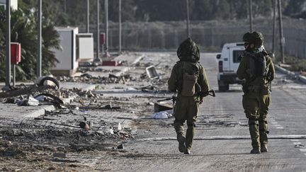 Deux militaires isréaliens près de la bande de Gaza, le 25 octobre 2023. (ARIS MESSINIS / AFP)