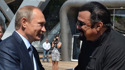 Vladimir Poutine et Steven Seagal en septembre 2015 à Vladivostok.
 (ALEXEI DRUZHININ / SPUTNIK / AFP)