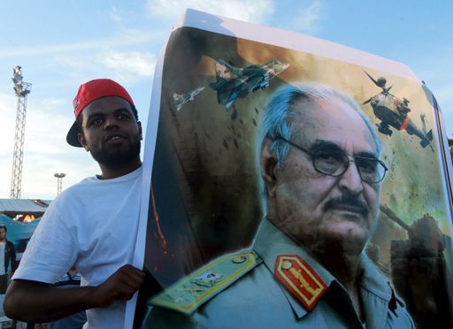 Un homme tient une affiche avec le portrait du général Khalifa Haftar pendant une manifestation de soutien à l'armée du pouvoir de Tobrouk le 6 novembre 2015. Cette armée est commandée par le général. ( REUTERS - Esam Omran Al-Fetori)