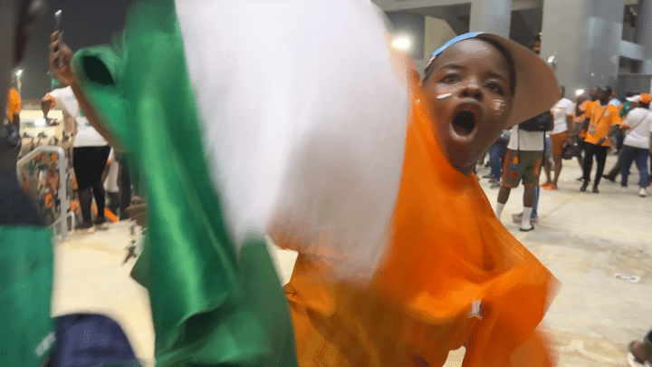 Un supporter de l'équipe de Côte d'Ivoire de football, au stade Alassane Ouattara, à Abidjan. (FRANCEINFO / RADIO FRANCE)