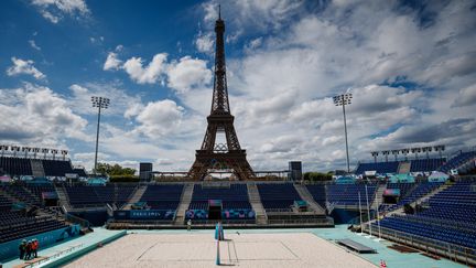 Une vue imprenable sur la Tour Eiffel entre deux échanges. Les spectateurs du tournoi de beach-volley auront peut-être le plus beau cadre des Jeux de Paris 2024. (DIMITAR DILKOFF / AFP)