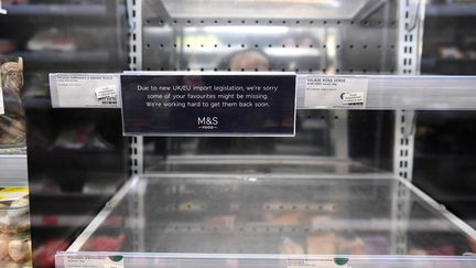 La complication des procédures entre la France et la Grande-Bretagne liée au Brexit a vidé les raysons de Marks &amp; Spencer de ses produits frais (illustration du 6 janvier 2021 dans un magasin parisien). (ALAIN JOCARD / AFP)