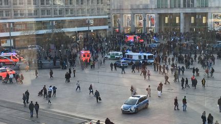 Quelque 400 personnes se sont retrouvées à Alexanderplatz&nbsp;à Berlin (Allemagne), majoritairement des jeunes adultes et des adolescents, jeudi 21 mars 2019.&nbsp; (MONIKA WENDEL / DPA / AFP)