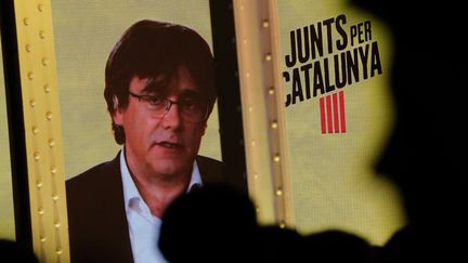 Le leader indépendantiste catalan Carles Puigdemont lors d'une vidéo-conférence organisée le 11 avril 2019 à Barcelone (Espagne). (PAU BARRENA / AFP)
