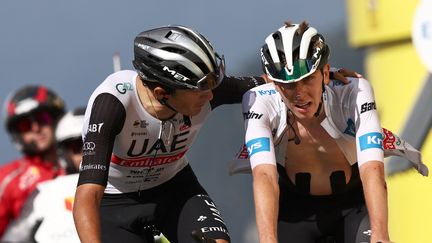 Tadej Pogacar passe la ligne de la 17e étape à bout de forces après avoir explosé dans le col de la Loze, le 19 juillet 2023, accompagné par son coéquipier Marc Soler. (ANNE-CHRISTINE POUJOULAT / AFP)