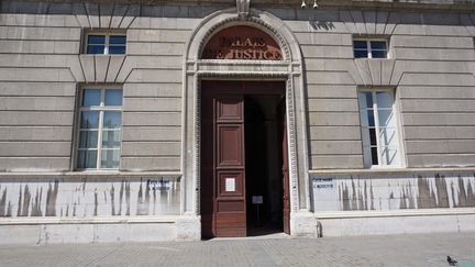 Entrée du palais de justice de Chambéry (Savoie). (CHRISTOPHE VAN VEEN / FRANCE-BLEU PAYS DE SAVOIE)