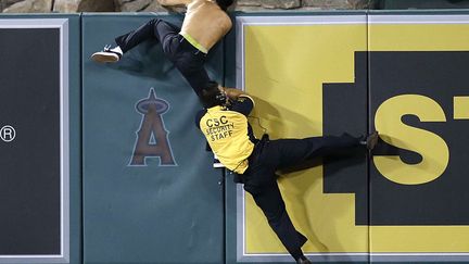 Un agent de s&eacute;curit&eacute; intercepte un homme qui avait p&eacute;n&eacute;tr&eacute; sur le terrain lors du match de baseball opposant les Los Angeles Angels aux Kansas City Royals &agrave; Anaheim (Californie, Etats-Unis), le 13 mai 2013. (JAE C. HONG / AP / SIPA)