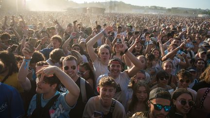 Une vue du public pendant le festival Lollapalooza Paris à l'Hippodrome de Longchamp le 16 juillet 2022 à Paris. (DAVID WOLFF - PATRICK / GETTY IMAGES EUROPE)