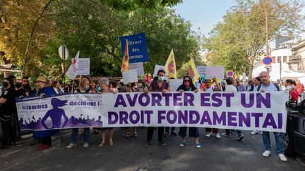 Une banderole tenue par les participants à une manifestation organisée par le collectif "Avortement en Europe, Les femmes décident" à Paris le 25 septembre 2021. (SOPHIE LIBERMANN / HANS LUCAS)