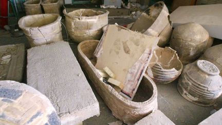 Des jares, poteries et tombeaux laissés en vrac&nbsp;après le pillage du&nbsp;musée archéologique de Bagdad en 2003. (RAMZI HAIDAR / AFP)