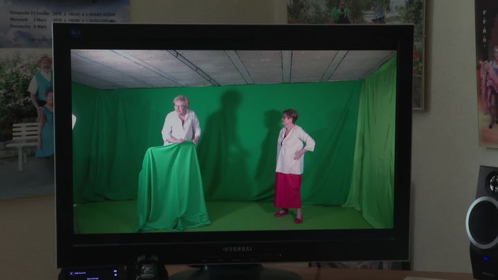 Cécile et Suzanne tournent leur vidéo sur fond vert dans un garage. (J-M. Lalier / France Télévisions)