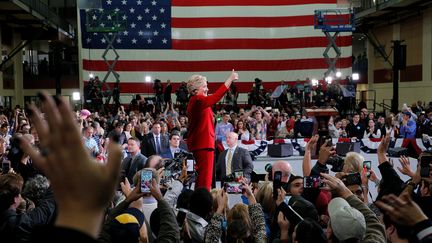 A Cleveland, lundi, Hillary Clinton a dénoncé le danger représenté, selon elle, par un Donald Trump&nbsp;qui pourrait "appuyer sur le bouton" nucléaire (BRIAN SNYDER / REUTERS / X90051)