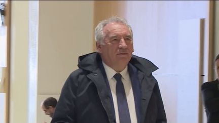 Le chef du file du parti centriste du Modem, François Bayrou, joue son avenir politique, lundi 5 février, alors que la justice va rendre son verdict sur l’affaire des assistants parlementaires de sa formation.