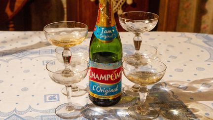 Une bouteille de Champomy parmi des flûtes à champagne, le 25 décembre 2019 à Espagnette (Nord). (AMAURY CORNU / HANS LUCAS / AFP)