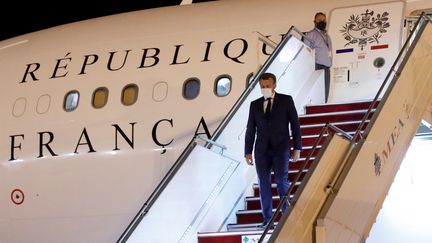 Emmanuel Macron arrive à l'aéroport international de Beyrouth, lundi 31 août 2020. (GONZALO FUENTES / POOL)