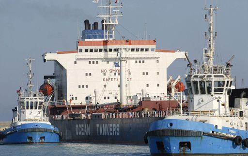 Navire-citerne grec transportant 40.000 m2 d'eau dans le port de Limassol à Chypre le 1er juillet 2008, pendant une période de sécheresse (Reuters - Pavlos Vryonides)