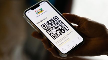 Attention aux faux QR code envoyés par mail, qui peuvent ne pas être détectés par les filtres antispams, ainsi qu'aux stickers collés par-dessus les vrais. (YOHAN BONNET / AFP)