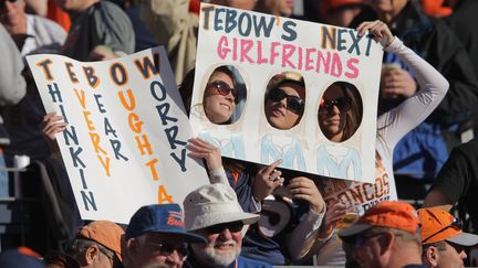 Les fans (de plus en plus nombreuses) de Tim Tebow, le 11 d&eacute;cembre 2011, lors d'un match entre les Denvers Broncos et les Chicago Bears.&nbsp; (DOUG PENSINGER / GETTY IMAGES / AFP)