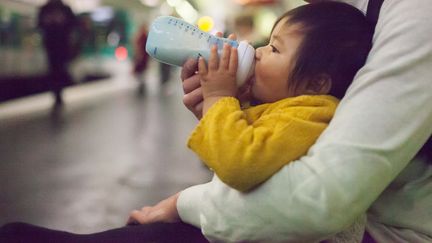 Pour Lactalis, le retrait des laits infantiles est "une mesure de précaution maximale" (photo d'illustration). (LECA / BSIP / AFP)