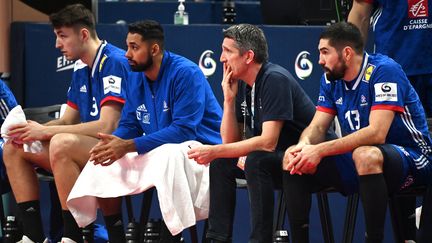 Le banc français médusé à l'issue de la défaite contre l'Islande, samedi soir. (ATTILA KISBENEDEK / AFP)