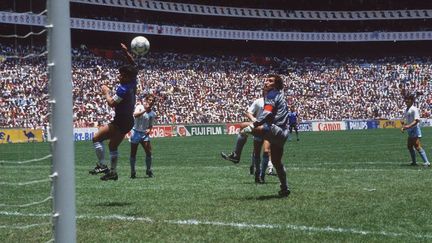 Diego Maradona inscrit un but contest&eacute; "un peu de la t&ecirc;te", "un peu de la main de Dieu" contre l'Angleterre en 1986, lors de la Coupe du monde au&nbsp;Mexique. (SVEN SIMON / DPA / AFP)