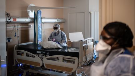 Une infirmière nettoie une chambre, à l'hôpital Saint-Louis, à Paris, le 28 mai 2020. (MARTIN BUREAU / AFP)