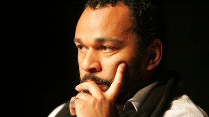 Dieudonn&eacute; lors d'une conf&eacute;rence de presse au Th&eacute;&acirc;tre de la Main d'or, &agrave; Paris, le 21 mars 2009. (MAXPPP)