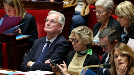 Le Premier ministre, Michel Barnier, et Nathalie Delattre, ministre des Relations avec le Parlement, à l'Assemblée nationale, le 15 octobre 2024. (ALAIN JOCARD / AFP)