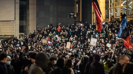 Foule sur les marches de l'Op?ra de la Bastille en fin de manifestation. Manifestation contre la loi de securite globale a Paris, le 28 novembre 2020. (VIRGINIE MERLE / HANS LUCAS)