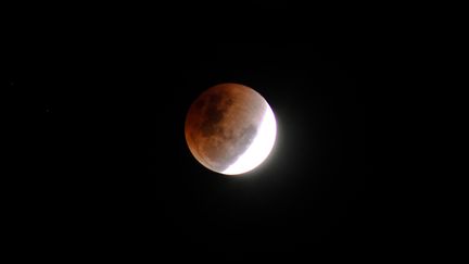 Une éclipse de Lune à&nbsp;Lhokseumawe (Indonésie), le 31 janvier 2018.&nbsp; (FACHRUL REZA / NURPHOTO)