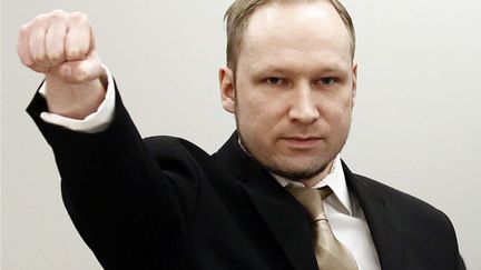 Anders Behring Breivik, accus&eacute; d'avoir tu&eacute; 77 personnages en Norv&egrave;ge l'ann&eacute;e derni&egrave;re, salue la cour &agrave; son arriv&eacute;e &agrave; l'ouverture de son proc&egrave;s au tribunal d'Oslo (Norv&egrave;ge), le 16 avril 2012. (HAKON MOSVOLD LARSEN / AFP)