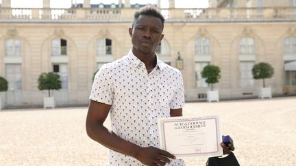 Mamoudou Gassama, dans la cour du palais de l'Elysée, à Paris, le 28 mai&nbsp; 2018. (GUILLAUME GEORGES / MAXPPP)