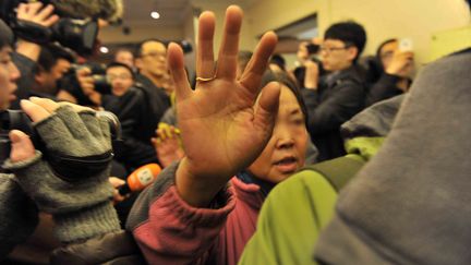 Les familles des passagers de l'avion disparu au large du Vietnam, le 8 mars &agrave; P&eacute;kin (Chine).&nbsp; (LI WEN / XINHUA / AFP)