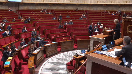 Eric Dupond-Moretti fait des bras d’honneur à l'Assemblée nationale