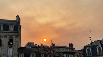 Une vue du ciel de Bordeaux (Gironde), sous les fumées de deux incendies, le 19 juillet 2022.
 (FLORIAN RINGUEDE / FRANCE TELEVISIONS)