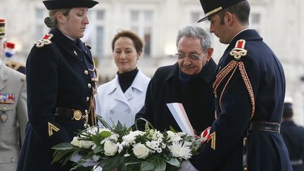 Ségolène royal, en compagnie du président cubain Raul castro, à Paris en février 2016. (JACKY NAEGELEN / POOL)