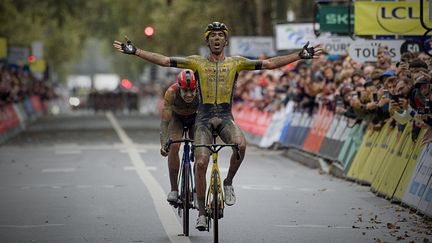 Christophe Laporte (Visma Lease A Bike) célèbre sa victoire sur le Paris-Tours, le 6 octobre 2024, à Tours. (GUILLAUME SOUVANT / AFP)