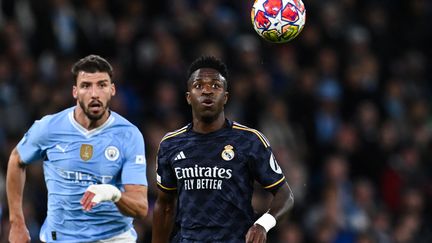 Vinicius Junior in the duel with Ruben Dias during the Champions League quarter-final second leg between Manchester City and Real Madrid, on April 17, 2024 at the Etihad Stadium in Manchester.  (PAUL ELLIS / AFP)