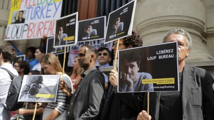 Des soutiens du journaliste français Loup Bureau, détenu en Turquie, se réunissent devant la mairie du 4e arrondissement de Paris, le 23 août 2017. (THOMAS SAMSON / AFP)