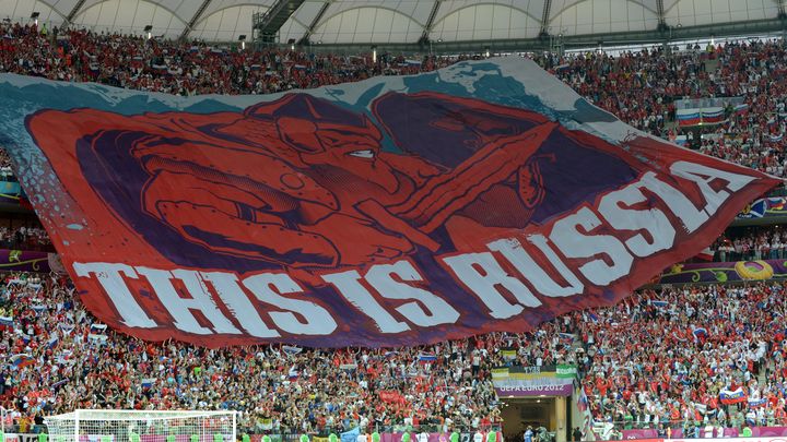 Les supporters russes d&eacute;ploient un drapeau g&eacute;ant dans les tribunes du stade de Varsovie (Pologne), le 12 juin 2012. (JANEK SKARZYNSKI / AFP)